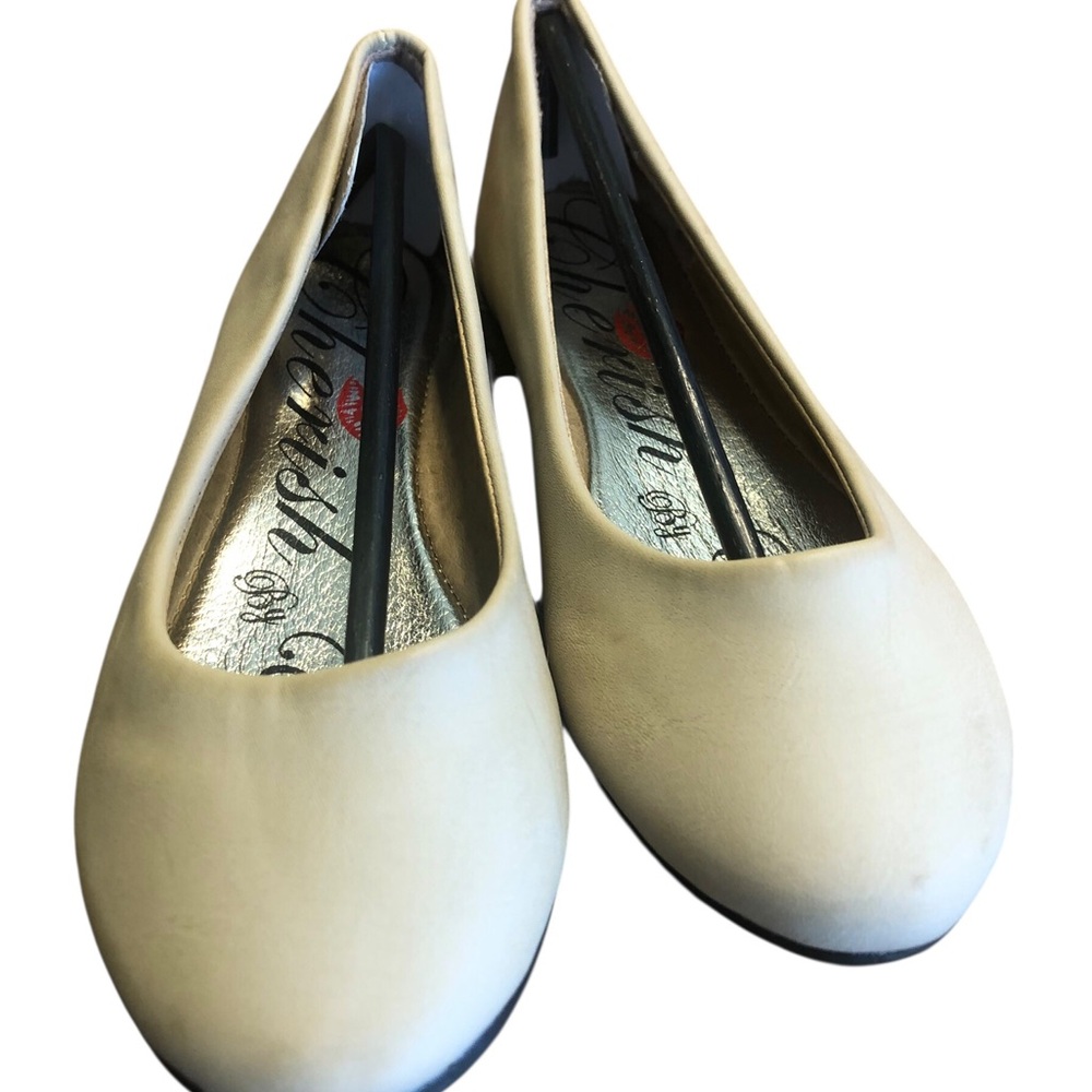 NWOT Chatties Sizs 10 Elegant Cream Minimalist Flats